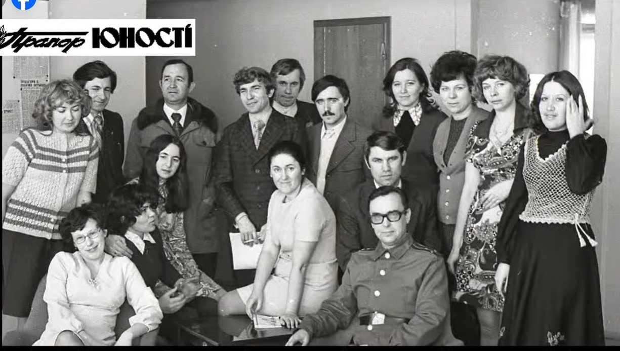 М.Зобенко (в центрі сидить) в колективі «Прапор юності». Фото: https://www.facebook.com/ryazanoff/videos/2875478605869817