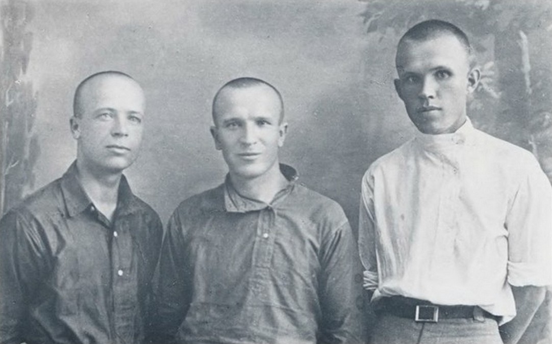 Зліва на право : Григорій Костюк, Сава Божко і Терень Масенко, осінь 1929. Фото з сайту: https://podolyanin.com.ua