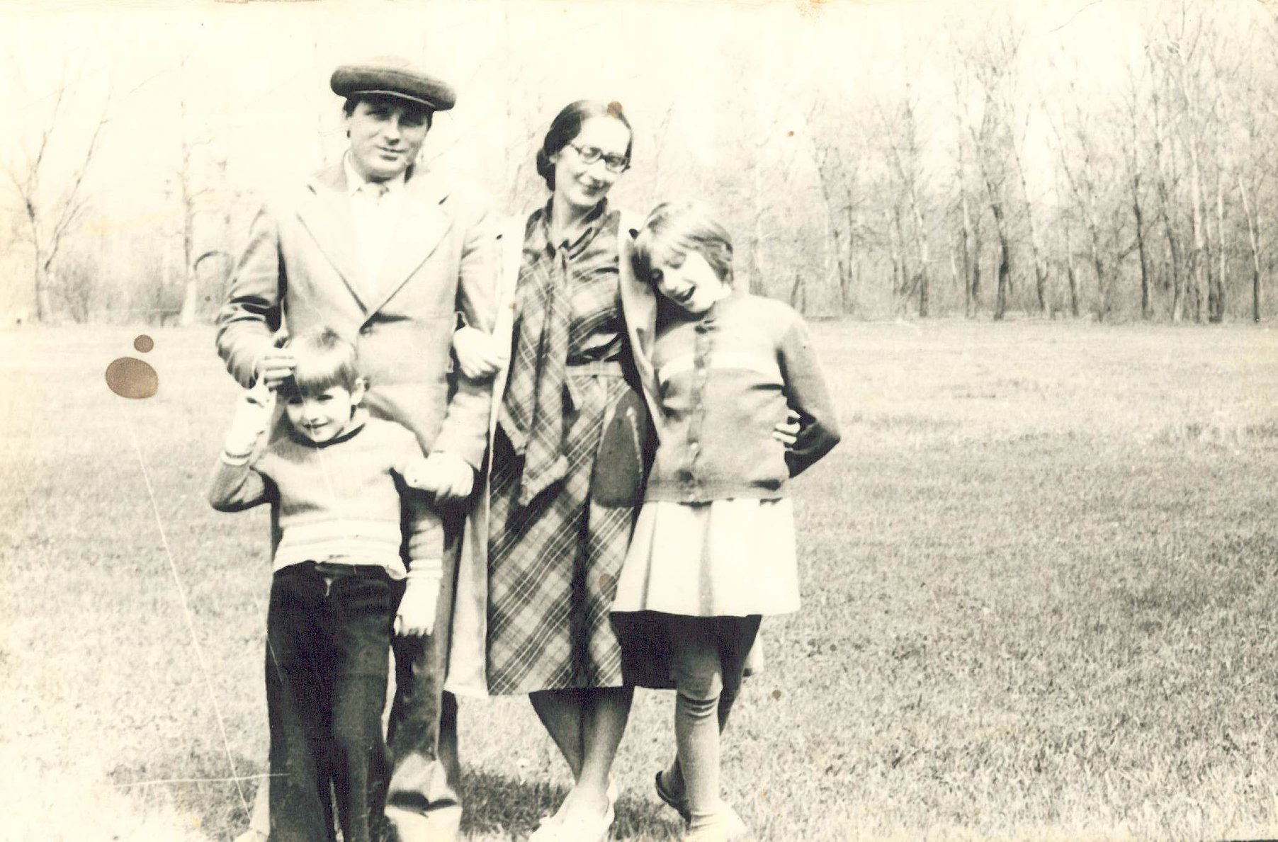 Родина Ковальчуків: Семен, Таїсія, діти Олесь і Леся, 1979-1980р.р.,  Сухачівка. Фото: https://www.facebook.com/photo/?fbid=1829958643789538&set=pcb.1829970717121664