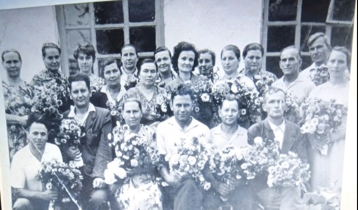 Вчителі Ряснянської школи. 1960-ті рр. З приватної колекції