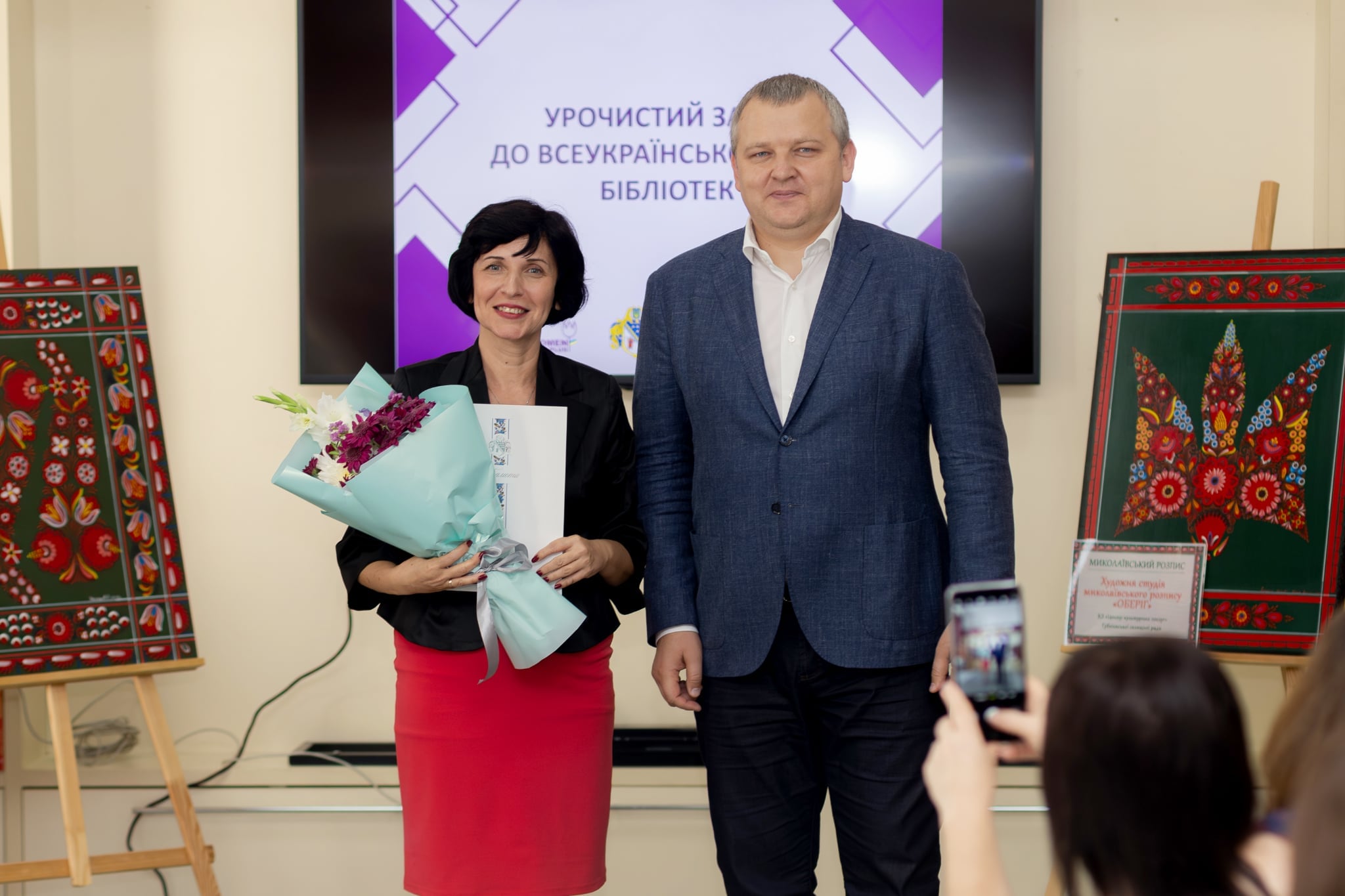 До Всеукраїнського дня бібліотек нагородження Тетяни Дороніної від голови Дніпропетровської обласної ради Микола Лукашук, 2025р. Фото: https://www.facebook.com/photo/?fbid=31402680506043591&set=pcb.31377299485248360 