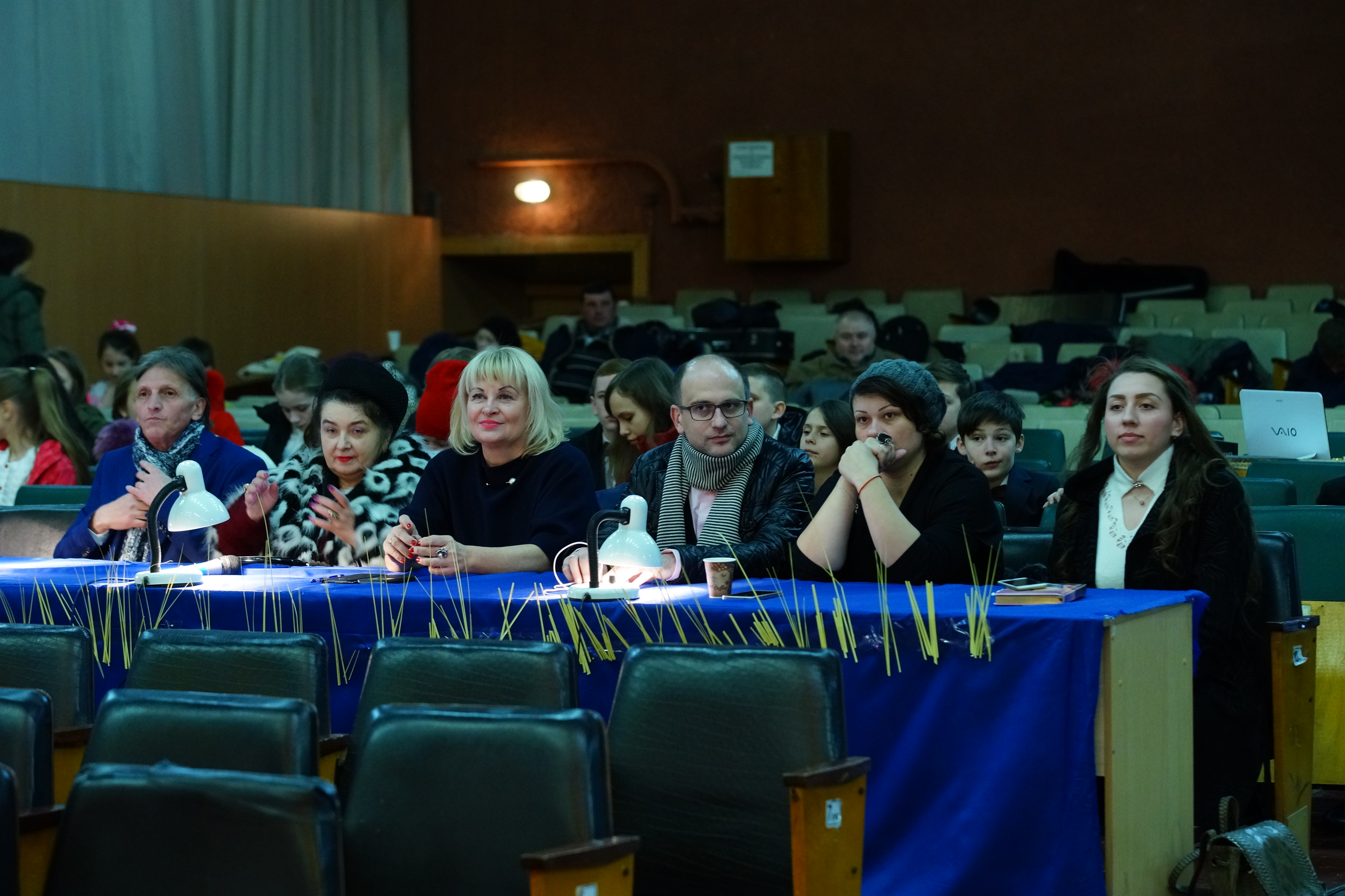 Журі під час  проведення XIV міжнародного фестивалю вокально-інструментальної творчості «Пісня на біс» (Чиро Руссо (Італія), Тетяна Ткаченко (м. Харків), Марина Чекалкіна (м.Дніпро), Євген Косовський (голова журі, м. Одеса), Аліса Петрік (м. Київ), Валерія Юрченко (м. Дніпро-Київ, Одеса).