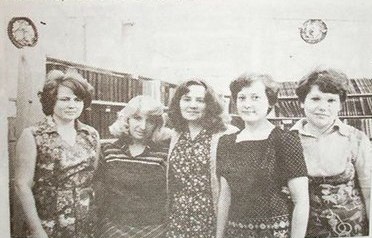 Наталка Нікуліна (в центрі) з працівниками Дніпропетровської обласної наукової бібліотеки. 70-ті роки. 