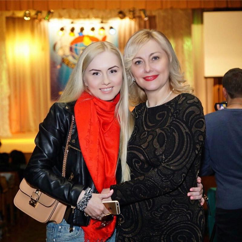 Тетяна Гребенюк з донькою Катериною Молчановою – керівником зразкового дитячого театру пісні «БІС»