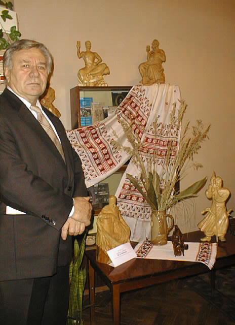 Ю. Д. Шковира біля виставки своїх робіт в ДОУНБ
