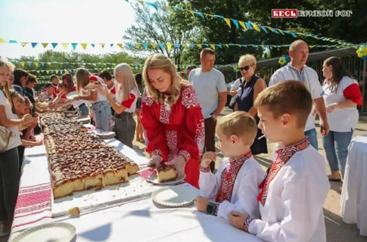 Рекордний пиріг у Кривому Розі // https://record.org.ua/2021/08/25/3117/