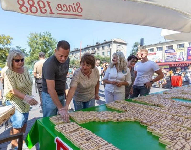 «Смаколик-fest». м. Кам’янське, 2018 // https://sobitie.com.ua/novosti/vkusnyy-rekord-ustanovili-v-kamenskom