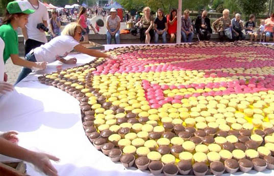 Герб міста з кексів. «Смаколик-fest». м. Кам’янське, 2019 // https://dnepr.web2ua.com/na-dnipropetrovwini-stvorili-rekordnij-gerb-z-keksiv-6425/