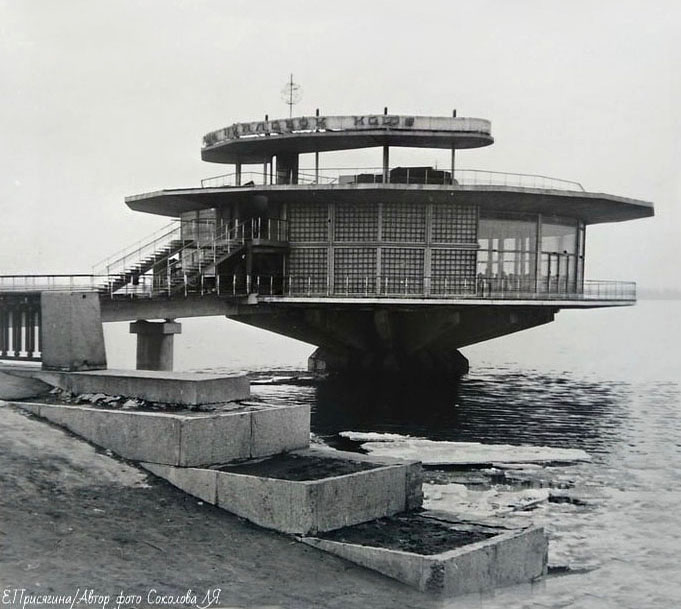 Кафе «Поплавок»,1976 р., фото Л. Соколової // https://49000.com.ua/kak-restoran-poplavok-v-dnepre-vyglya/