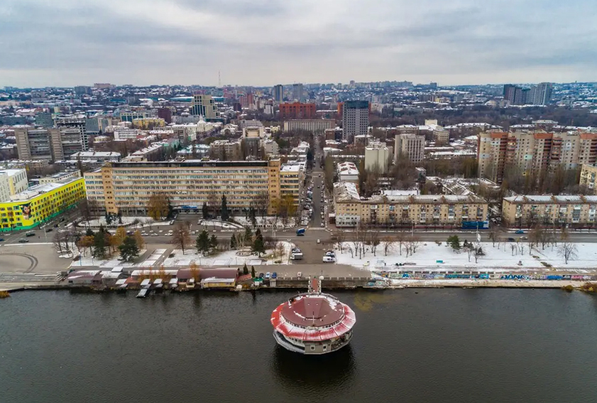 Панорама Набережної Дніпра // https://dp.informator.ua/ru/hraniteli-istorii-gde-v-dnepre-nahoditsya-letayushhaya-tarelka