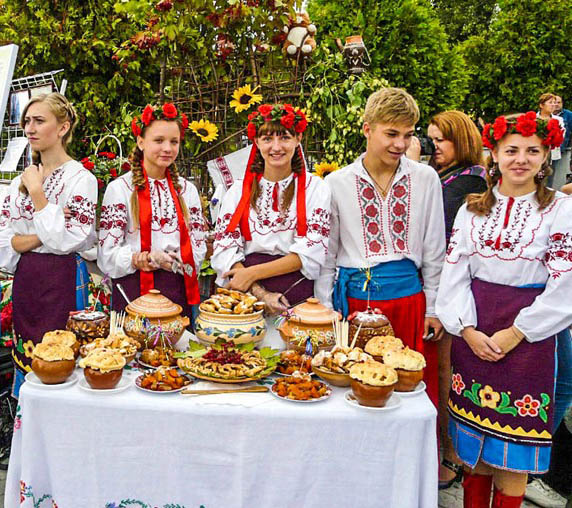 Українські страви на День міста Дніпро, 13 вересня 2014 р. Фото Ольги Сербовки