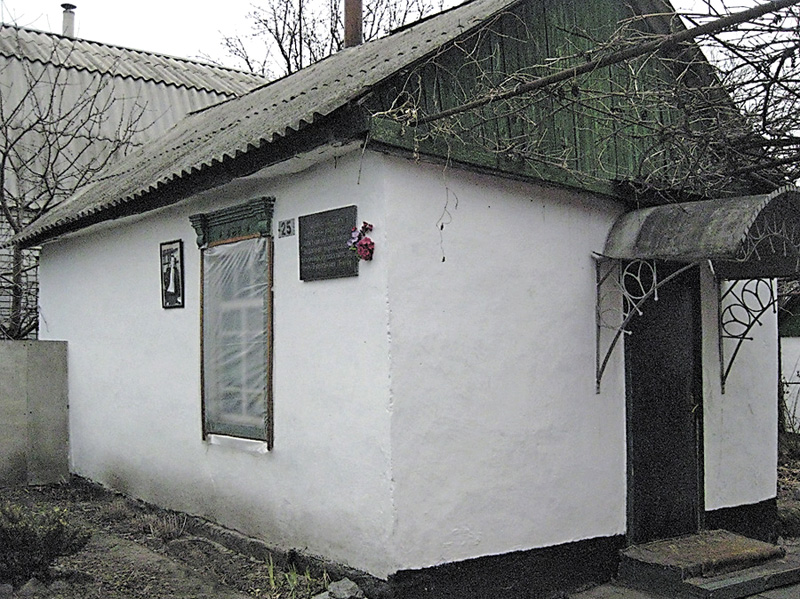 Хата в Ломівці, де мешкав Олесь Гончар.
