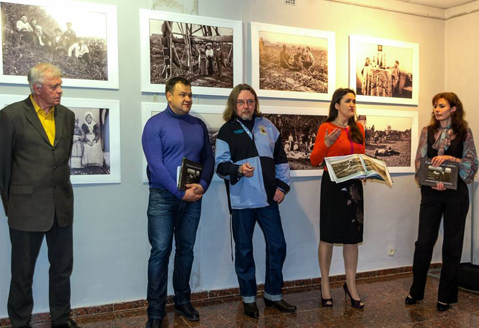Презентація фотоальбому фотографій Фукса у виставковій залі. Фото Г. Аргунова