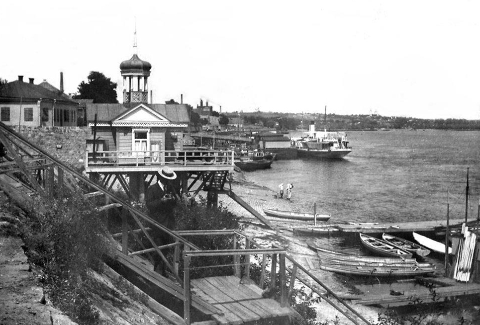 Човнова станція купця Єрлашова і товарна пристань біля Нікополя. 1907–1914 //https://pastvu.com/p/328416