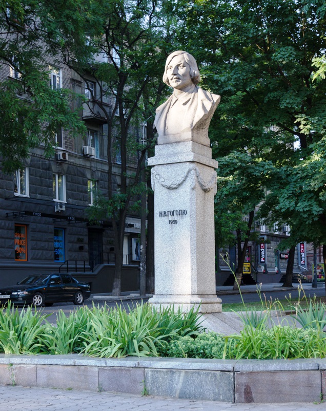 Пам’ятник Миколі Гоголю // https://gorod.dp.ua/photo/fullpic.php?id=81960