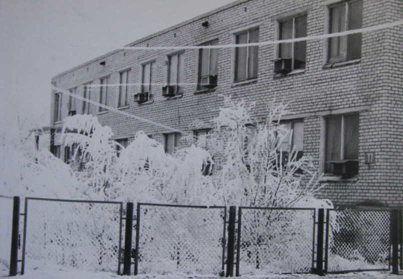 Новий корпус Приаральської дослідної станції ВІР. Зима 1981 р. Фото з архіву З.Д. Сича.