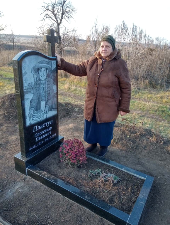 Наталія Семенова на могилі Олександра Пластуна