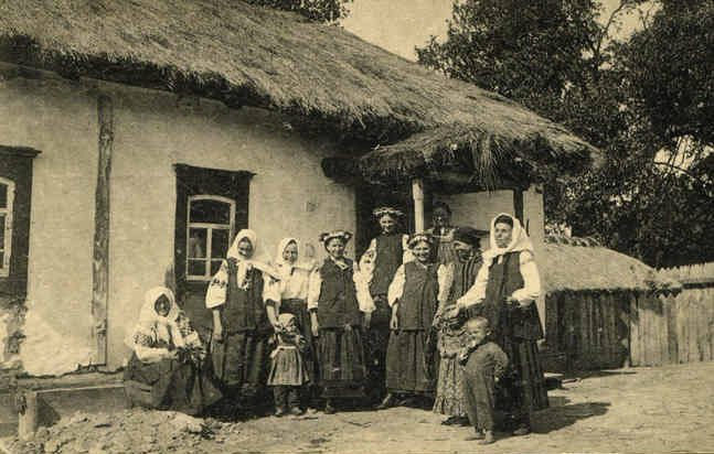 На ґанку. Фото Хмелевського. 1890-ті рр. // https://zidanio.livejournal.com/21882.html