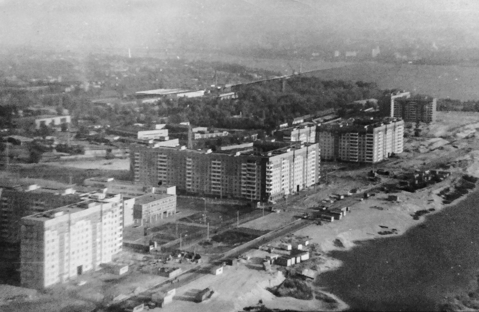 Ж/м Фрунзенський міста Дніпропетровська у 1980-х рр. Фото О. Гончаренка //http://artkostyuk.com/tag/frunzenskij