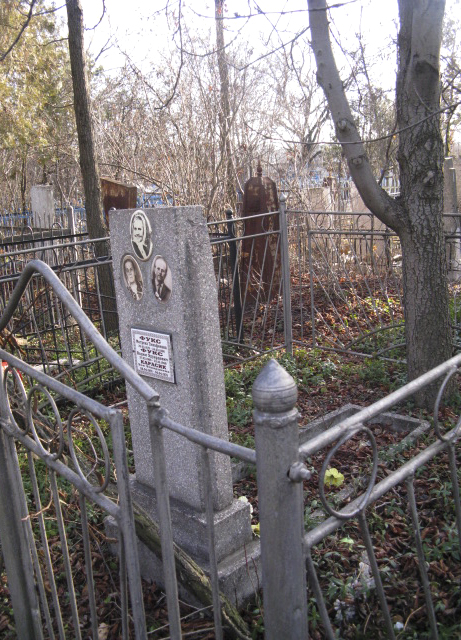 Могила Фуксів на Бажанівському кладовищі, 8 грудня 2015 р. Фото В. Тротнер.