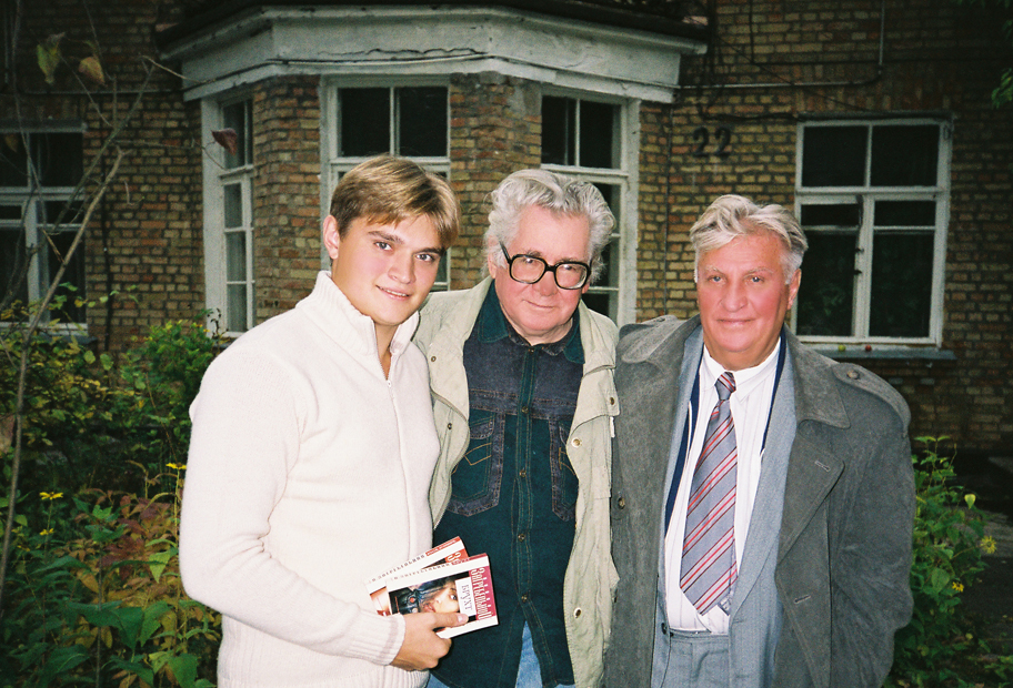 З письменником П. Загребельним (у центрі) та сином Андрієм. Конча-Заспа, 2003.