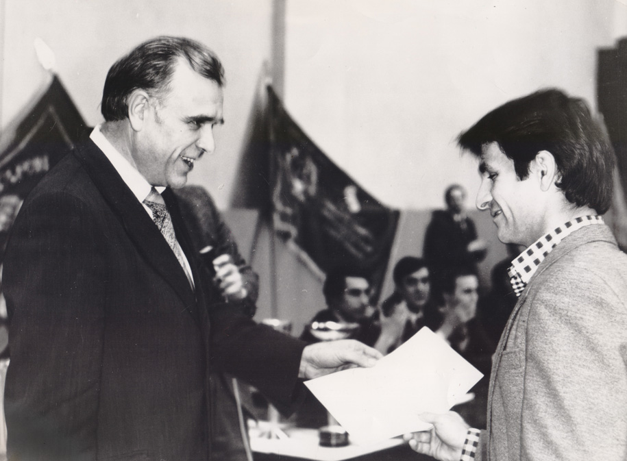 Директор ДМК К.Г. Носов вручає грамоту кращому фізоргу підприємства В. Карпόвичу. 1984