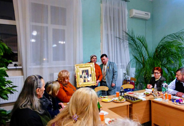 Подарунок – ікону, виготовлену В. Івченком, Н. Семенова вручає письменнику М.Чабану на 60-річчя у краєзнавчому відділі ДОУНБ на засіданні клубу «Ріднокрай»