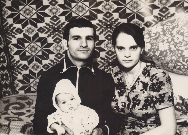 Молоде подружжя Карпόвич, Василь і Ніна з донечкою. 1978