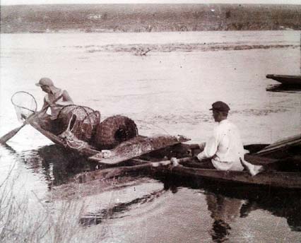 Рибалки на каюку. Вовнизький поріг на Дніпрі, 1920-ті роки. Фото з книги: Яворницький Д.І. Дніпрові пороги. Альбом фотографій.- 1928.