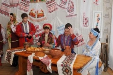 Заручини (реконструкція) Фото:https://xn----7sbnbacaxoeehuadkjsh3b6fzj4f.xn--j1amh/traditions/zaruchini.html