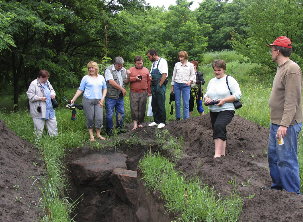 Члени клубу на розкопках фортеці в Мишуриному Розі.
