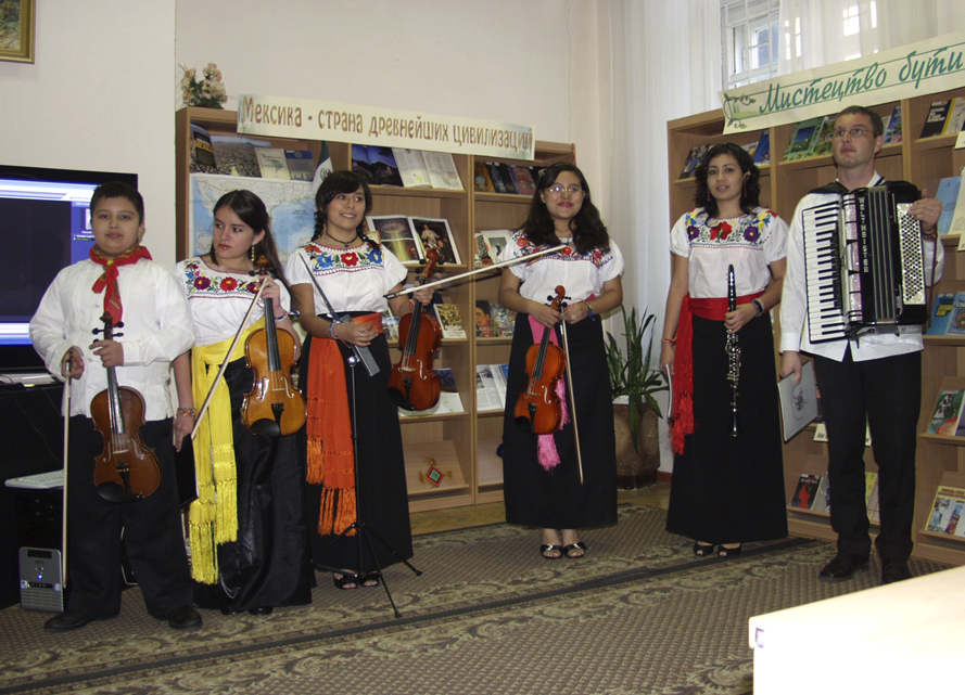 Гостей з далекої Мексики зустрічає «Літературна вітальня»