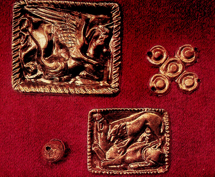 Нашивні бляшки від жіночого вбрання і намистина з Товстої могили. Золото. IV ст. до н.е.Фото з книги  Б.М. Мозолевського «Скіфський степ».
