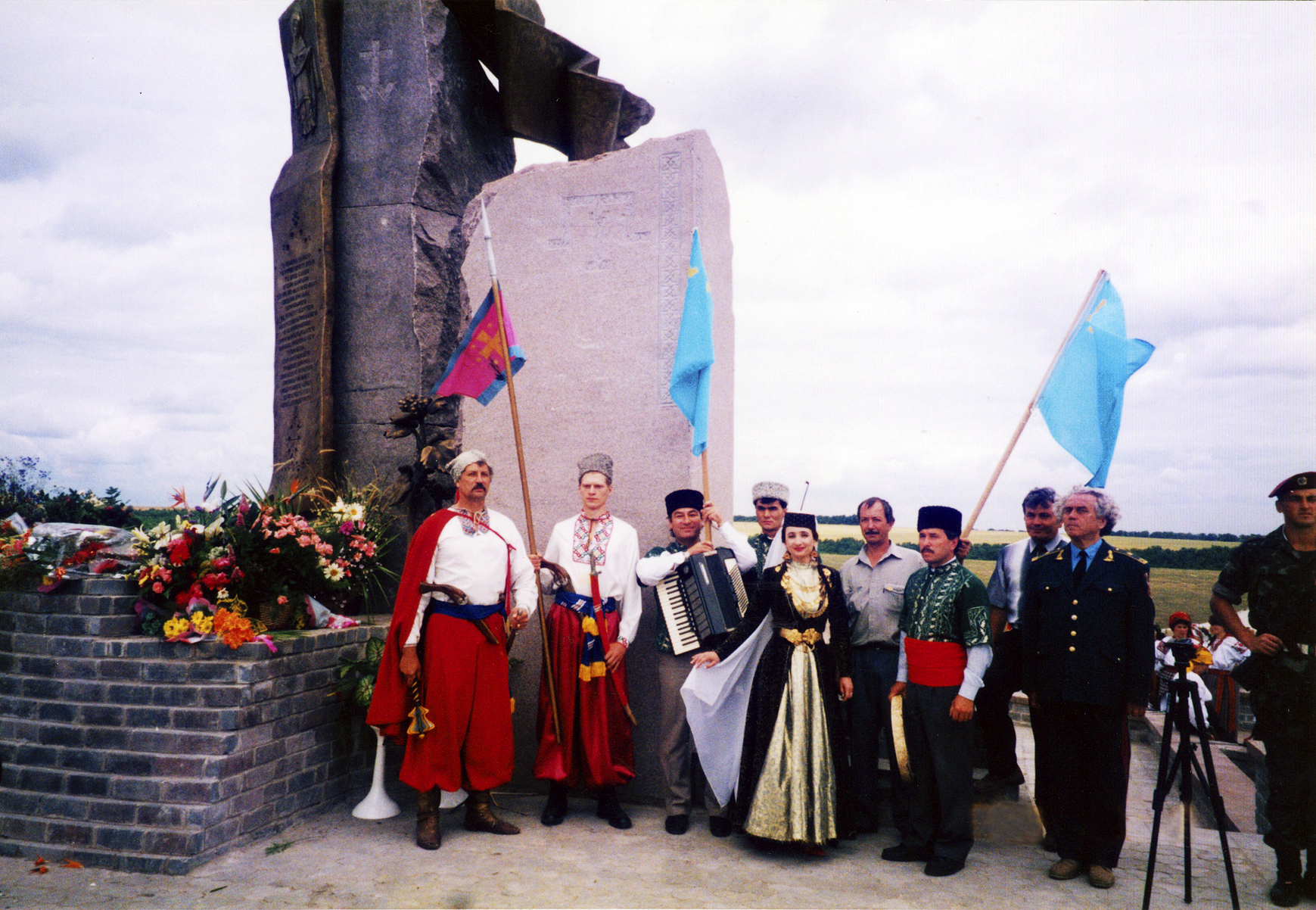 Українці та кримські татари біля пам’ятника. Фото з архіву І. Стороженка.