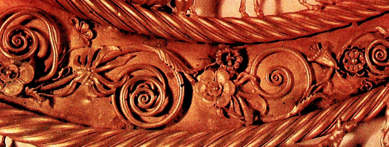 Рослинний орнамент золотої пекторалі з Товстої могили. IV ст. до н.е.Фото з книги Б.М. Мозолевського «Скіфський степ».
