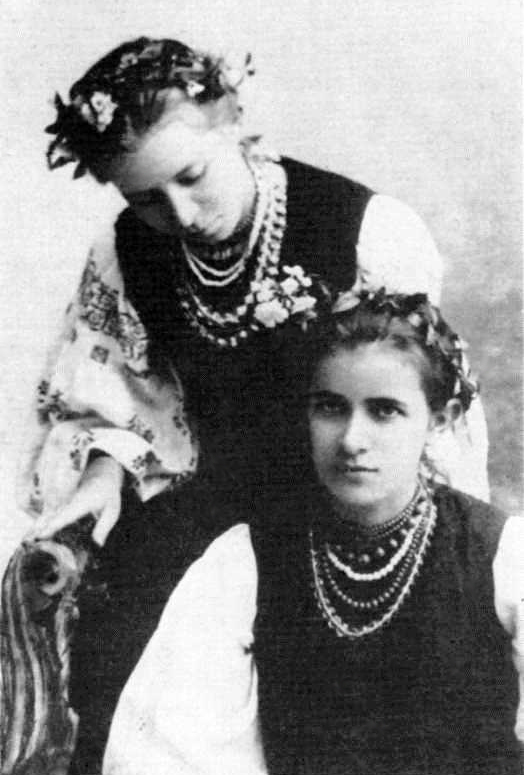 Ольга Косач (попереду) з сестрою Лесею. Фото надане авторкою статті