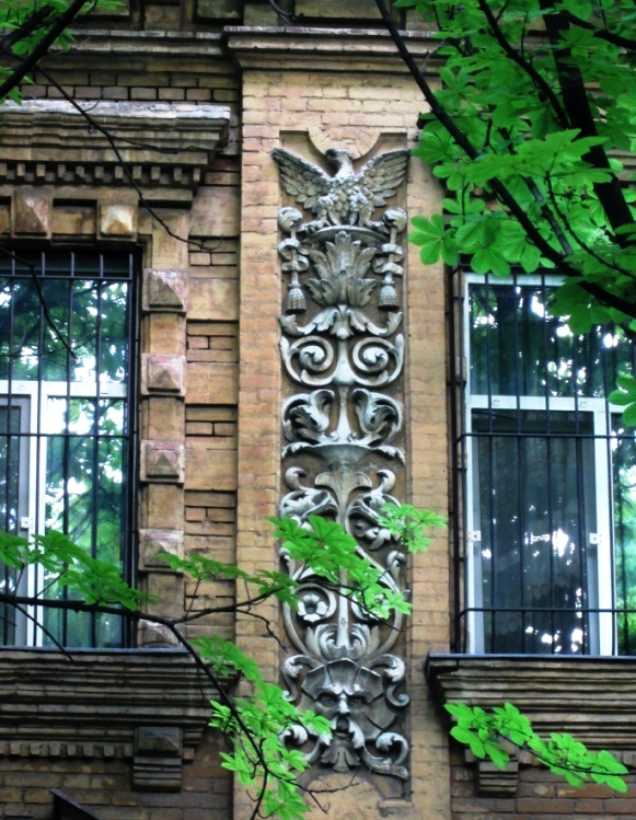 Декоративне панно на будинку по вул. Короленка, 17.