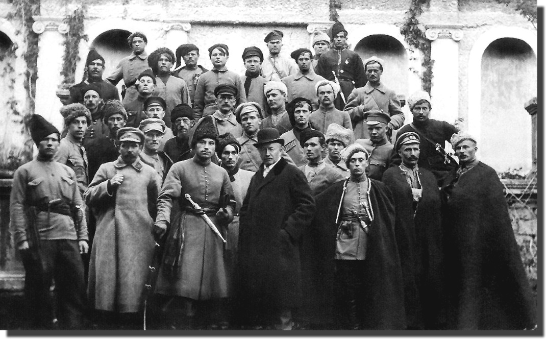 Третій ліворуч у першому ряду отаман Юхим Божко, який захищав Катеринослав від більшовиків. З сайту: http://tyzhden.ua/History/157178/PrintView