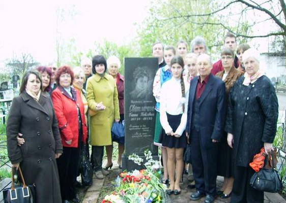 На могилі поетеси // http://pavlogradmrada.dp.gov.ua/news/ganna-pavlivna-svitlichn-75-rokiv-z-dnya-narodzhennya.html