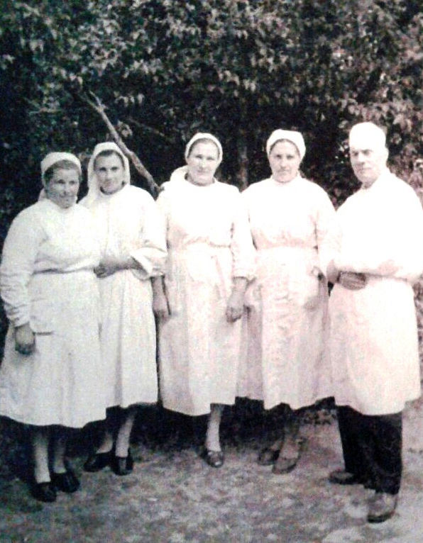 Головний лікар Охринчук  Х.П. з медпрацівниками (1957)