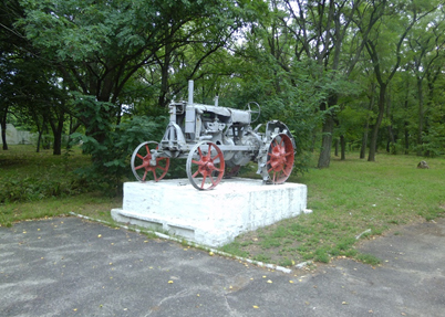 Пам’ятник першому трактору у Лихівці. Фото з фонду Лихівської бібліотеки