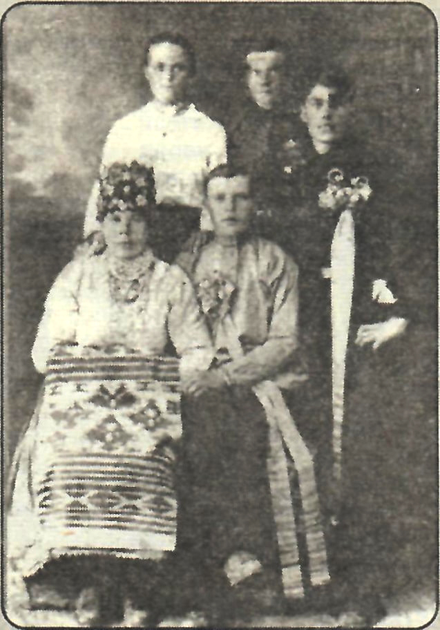 Молоді – Горпина та Василь – з родичами. Кам’янське.1910. Фото: Буланова Н. Весільна історія // Ведомости. 2000. 15 марта.