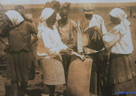 Колгоспники отримують продукти за трудодні. 1933. Фото з Державного архіву Дніпропетровської області.   https://www.ukrinform.ua/rubric-regions/2585086-golodomor-na-dnipropetrovsini-mogili-bez-hrestiv.html