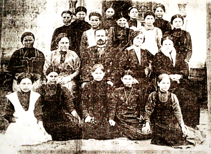 Перший випуск швачок Бабайківського ремісничого училища, 1916 рік