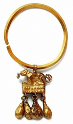 Золотий кульчик із зображенням пантери, знахідка з Донського кургану // http://spadok.org.ua/sarmaty/amazonky