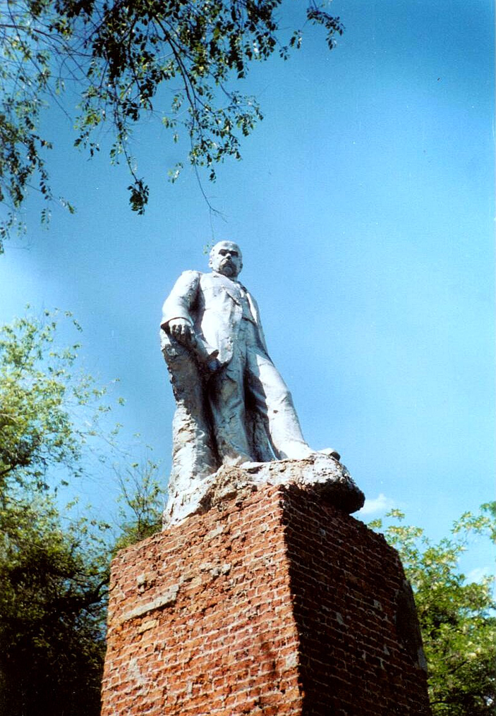 Пам’ятник у сел. Шевченка, зруйнований 2007 року. Фото І. Голуб.