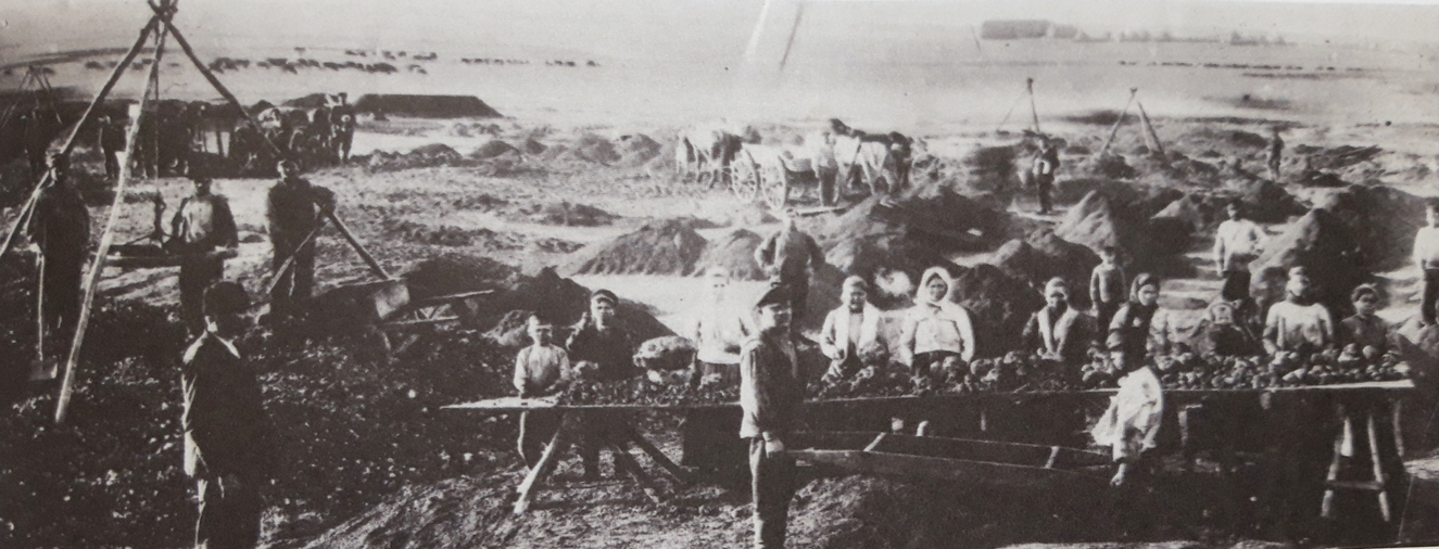 Місце розкопок кургану Товста Могила у 1971 р. Фото з міського музею.