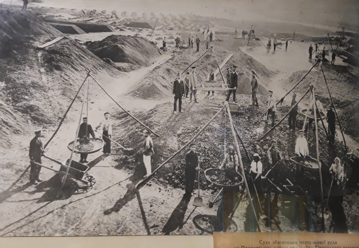 Процес сухого збагачення марганцевої руди на Покровських копальнях. Фото з міського музею.