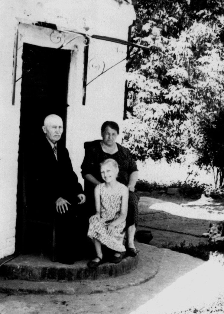 Подружжя Лоянів з онукою Зоєю на своєму подвір’ї,  липень 1961 