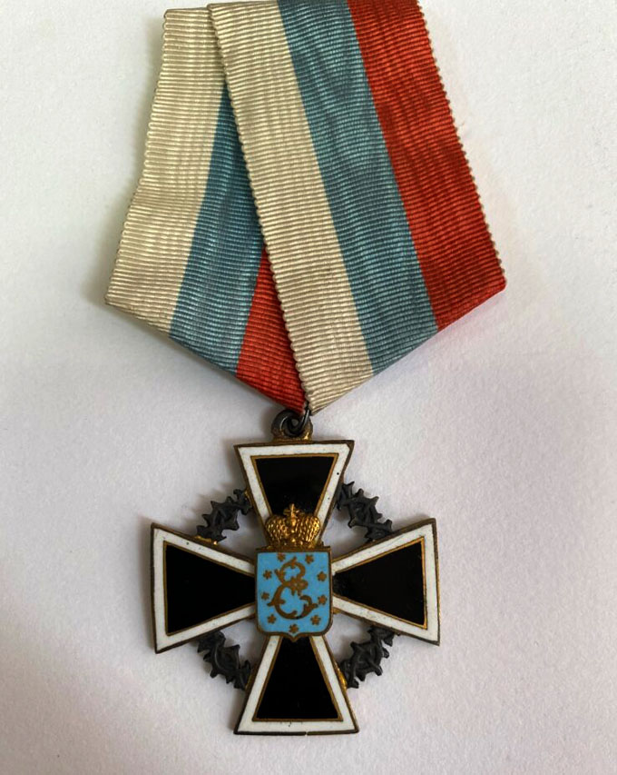 Хрест з гербом Катеринослава // http://www.gazetadp.com.ua/neizvestnye-generaly- grazhdanskoj-vojny-v-ekaterinoslave/